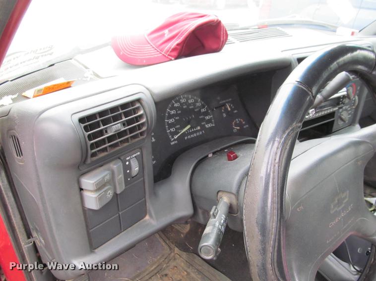 image for item J2585 1995 Chevrolet S10 pickup truck