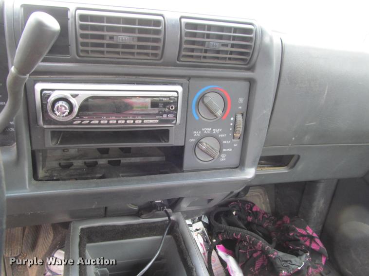 image for item J2585 1995 Chevrolet S10 pickup truck