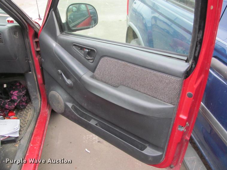 image for item J2585 1995 Chevrolet S10 pickup truck