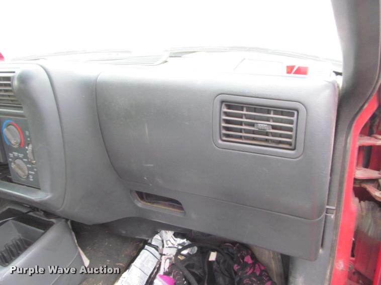 image for item J2585 1995 Chevrolet S10 pickup truck