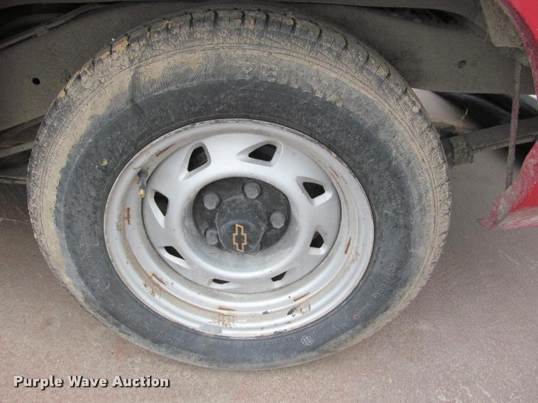 image for item J2585 1995 Chevrolet S10 pickup truck