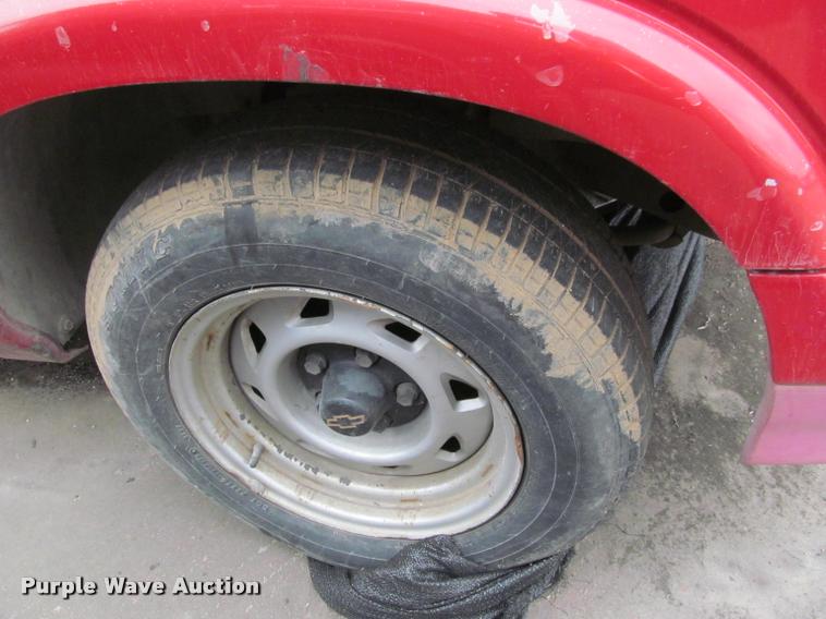 image for item J2585 1995 Chevrolet S10 pickup truck