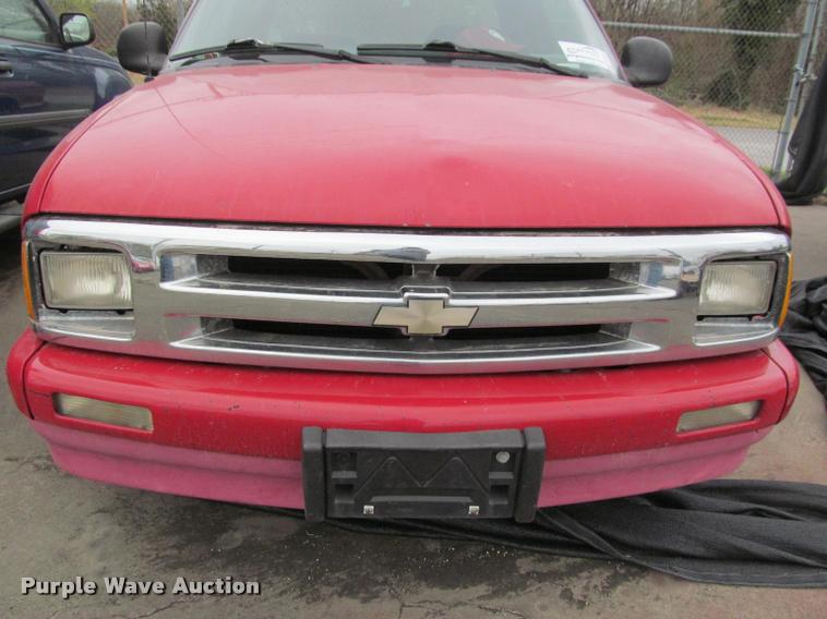 image for item J2585 1995 Chevrolet S10 pickup truck