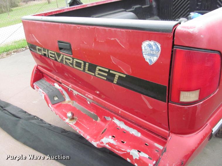 image for item J2585 1995 Chevrolet S10 pickup truck