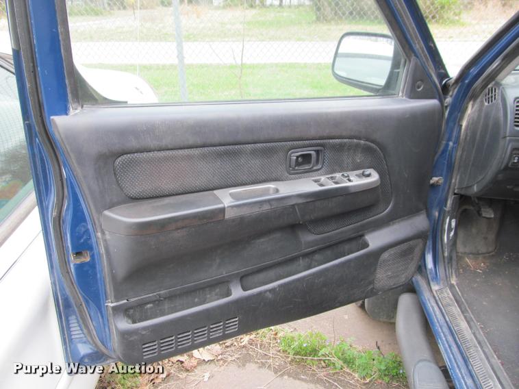 image for item J2586 2002 Nissan Exterra SE SUV