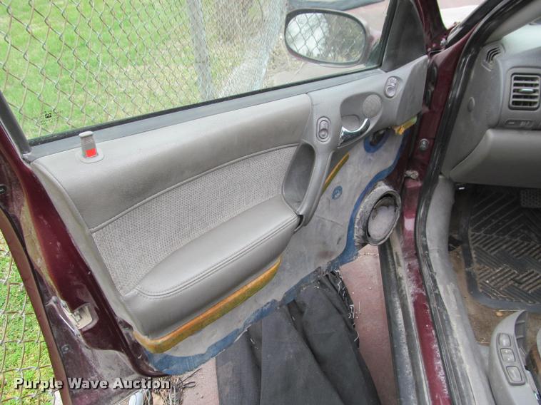 image for item J2590 2002 Saturn LS