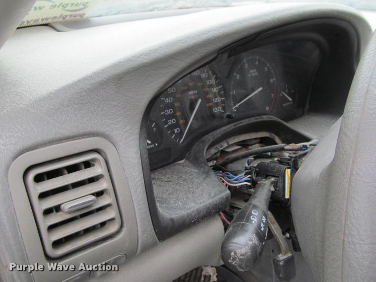 image for item J2590 2002 Saturn LS