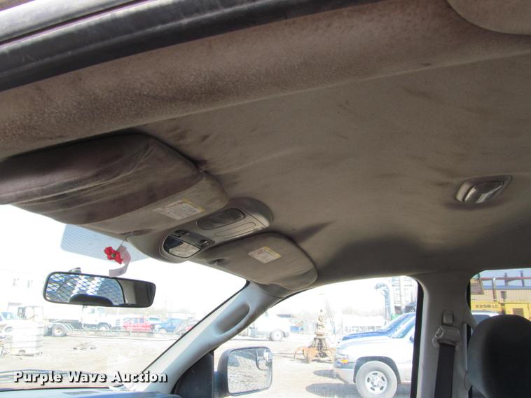 image for item J2597 2005 Dodge Ram 2500 Quad Cab flatbed pickup truck