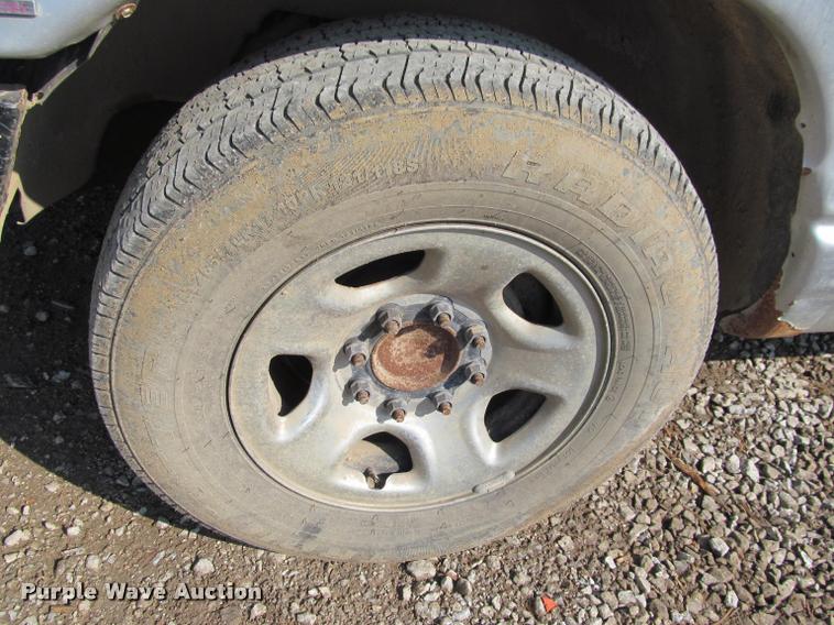 image for item J2597 2005 Dodge Ram 2500 Quad Cab flatbed pickup truck