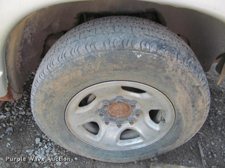 image for item J2597 2005 Dodge Ram 2500 Quad Cab flatbed pickup truck