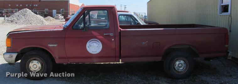 image for item J2603 1988 Ford F150 Custom pickup truck