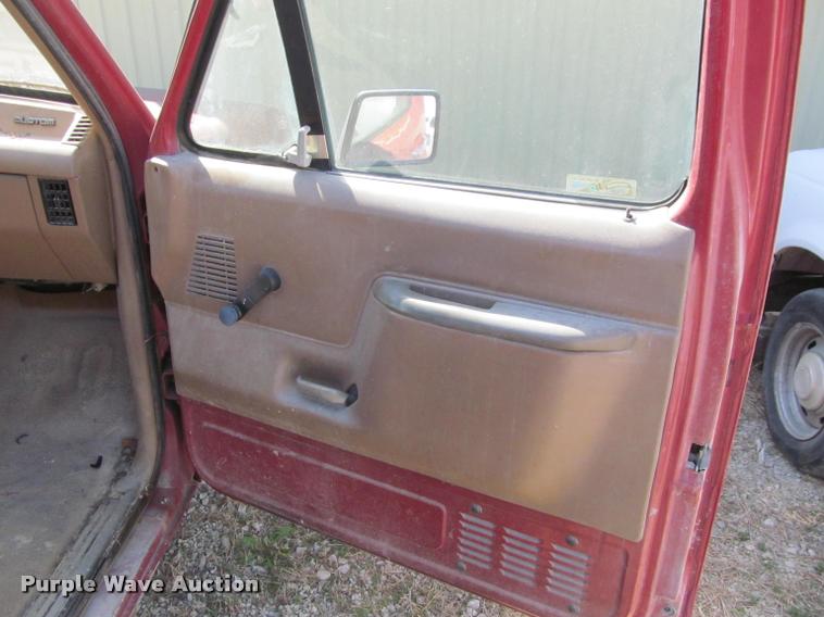 image for item J2604 1988 Ford F150 Custom pickup truck