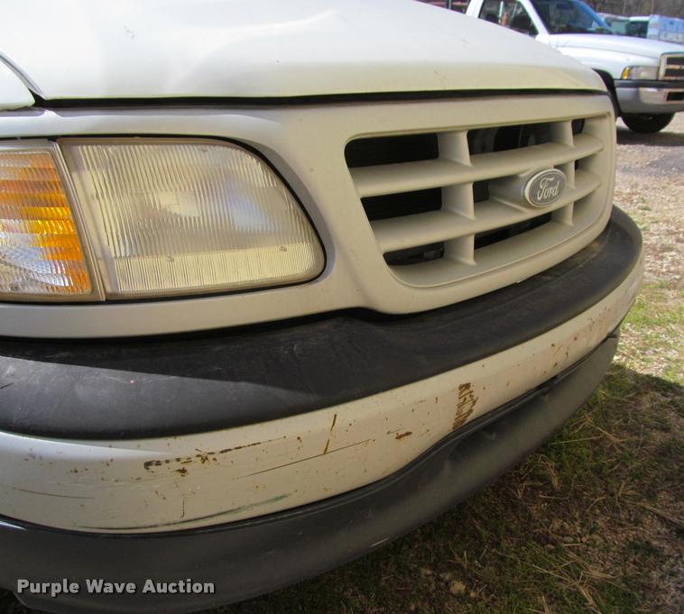 image for item J2605 1999 Ford F150 pickup truck