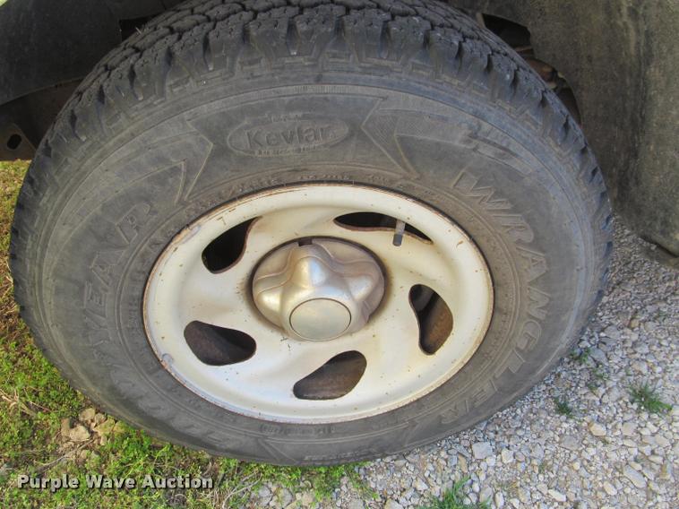 image for item J2605 1999 Ford F150 pickup truck