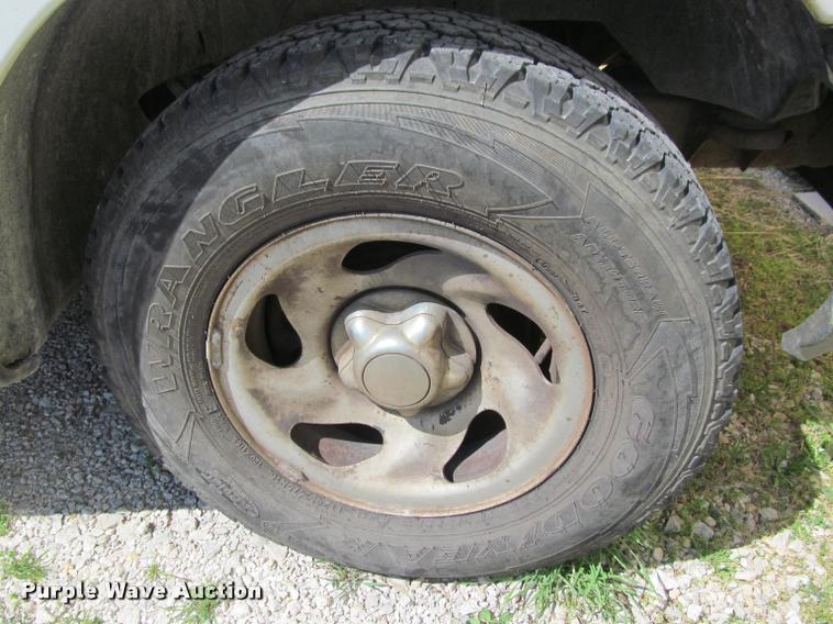 image for item J2605 1999 Ford F150 pickup truck