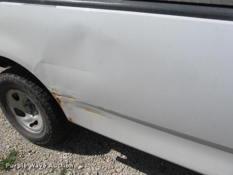 image for item J2605 1999 Ford F150 pickup truck