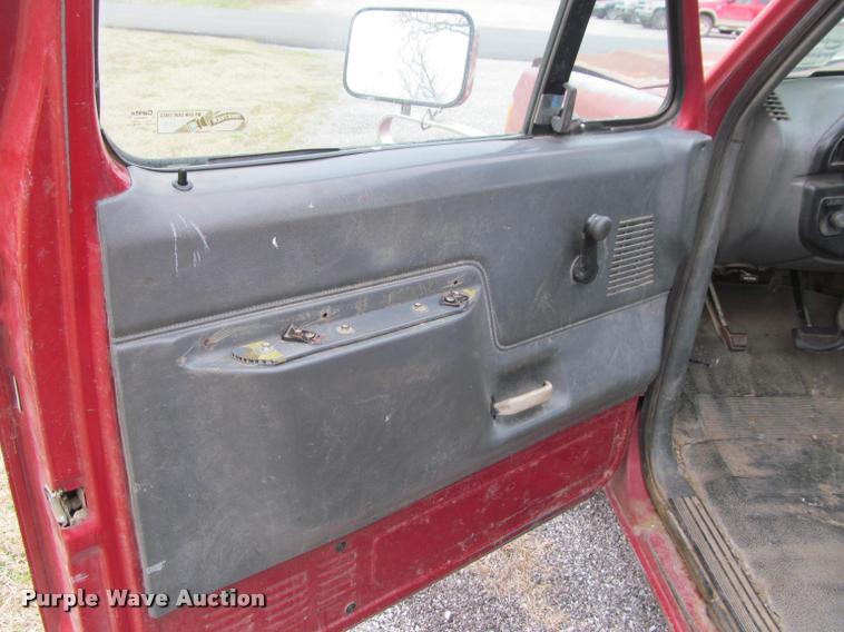 image for item J2608 1990 Ford F150 Custom pickup truck