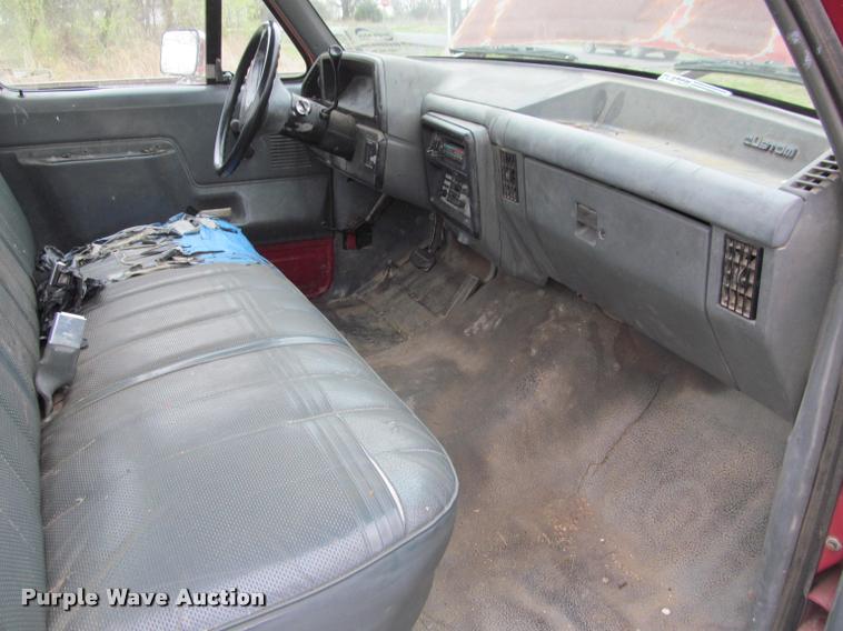 image for item J2608 1990 Ford F150 Custom pickup truck