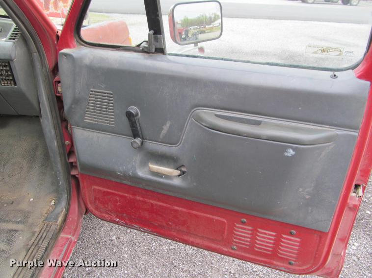 image for item J2608 1990 Ford F150 Custom pickup truck