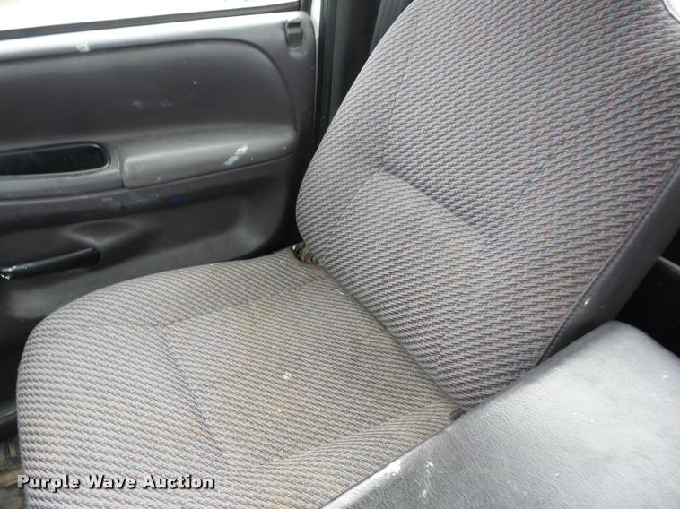 image for item J8650 2001 Dodge Ram 2500 pickup truck