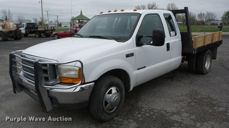 image for item J8655 2000 Ford F350 Super Duty SuperCab flatbed pickup truck