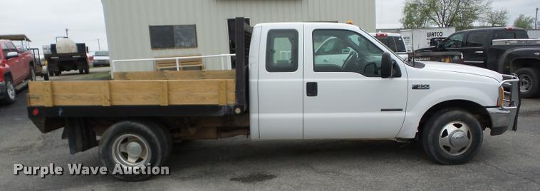 image for item J8655 2000 Ford F350 Super Duty SuperCab flatbed pickup truck