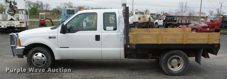 image for item J8655 2000 Ford F350 Super Duty SuperCab flatbed pickup truck