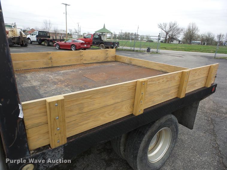 image for item J8655 2000 Ford F350 Super Duty SuperCab flatbed pickup truck