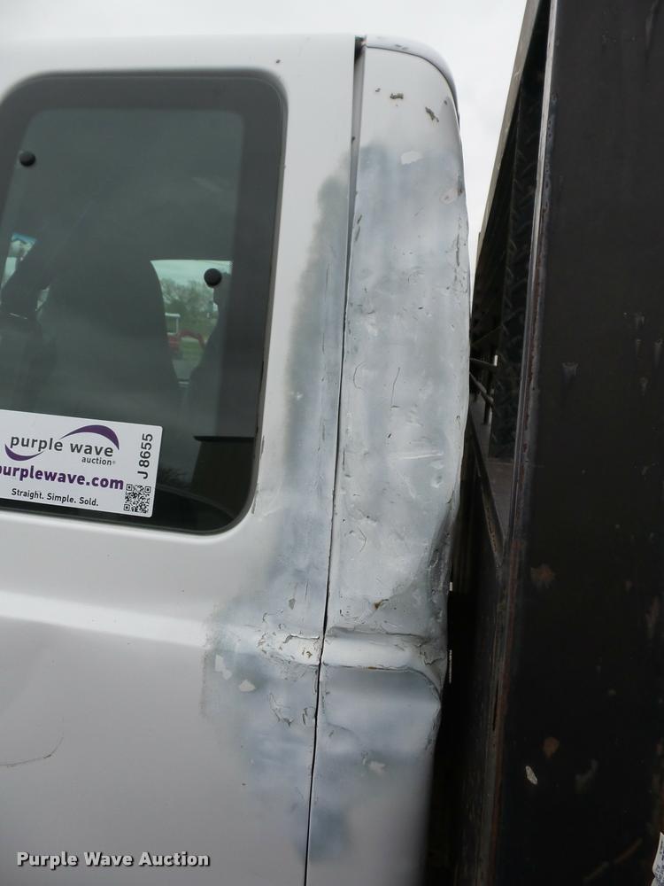 image for item J8655 2000 Ford F350 Super Duty SuperCab flatbed pickup truck