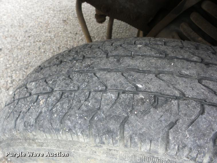 image for item J8655 2000 Ford F350 Super Duty SuperCab flatbed pickup truck