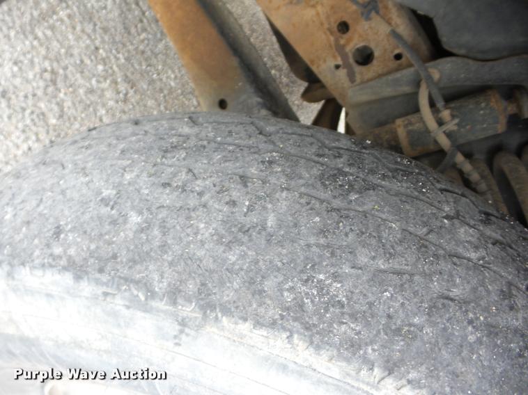 image for item J8655 2000 Ford F350 Super Duty SuperCab flatbed pickup truck