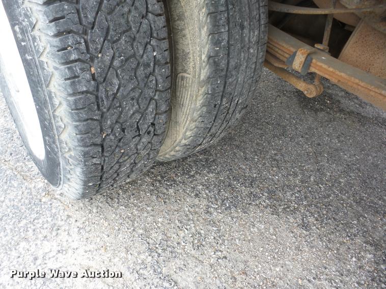 image for item J8655 2000 Ford F350 Super Duty SuperCab flatbed pickup truck