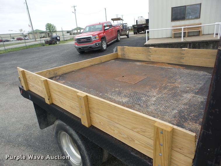 image for item J8655 2000 Ford F350 Super Duty SuperCab flatbed pickup truck