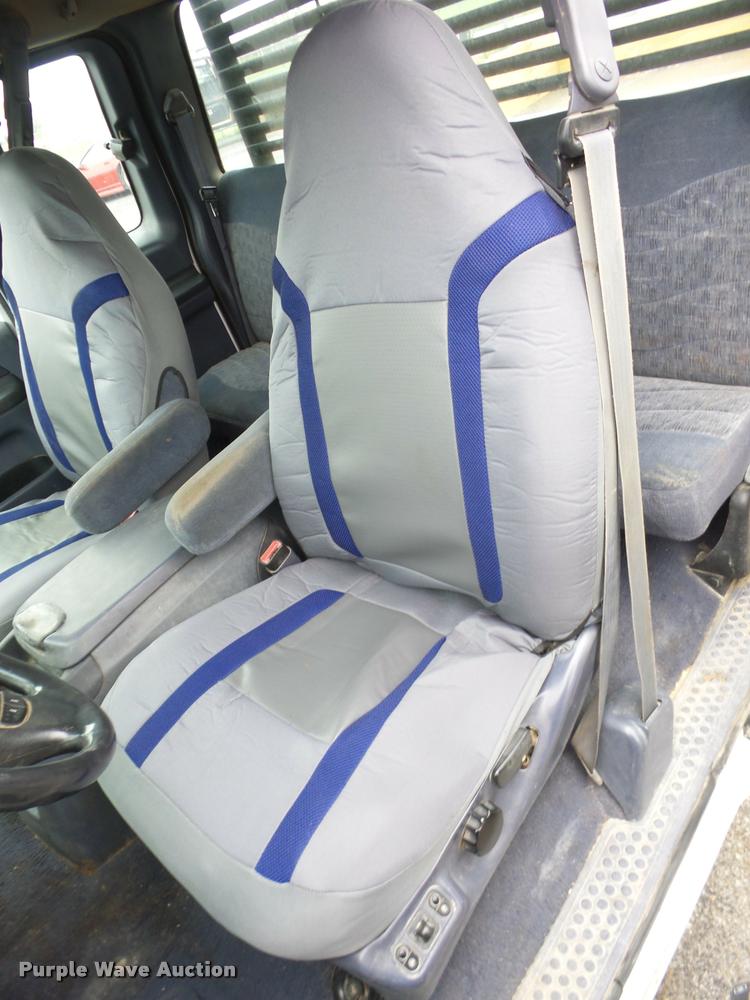 image for item J8655 2000 Ford F350 Super Duty SuperCab flatbed pickup truck