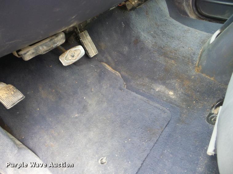 image for item J8655 2000 Ford F350 Super Duty SuperCab flatbed pickup truck