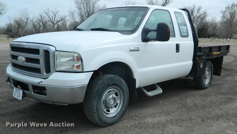 image for item K2681 2005 Ford F250 Super Duty SuperCab flatbed pickup truck