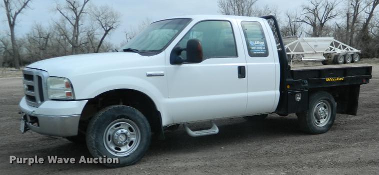 image for item K2681 2005 Ford F250 Super Duty SuperCab flatbed pickup truck