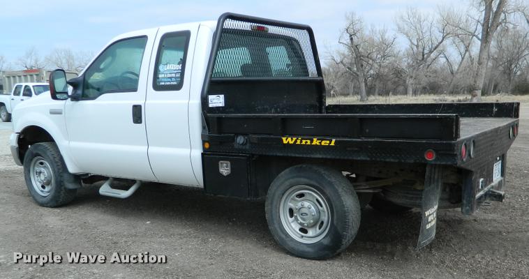 image for item K2681 2005 Ford F250 Super Duty SuperCab flatbed pickup truck