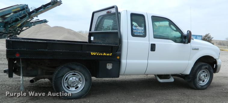 image for item K2681 2005 Ford F250 Super Duty SuperCab flatbed pickup truck