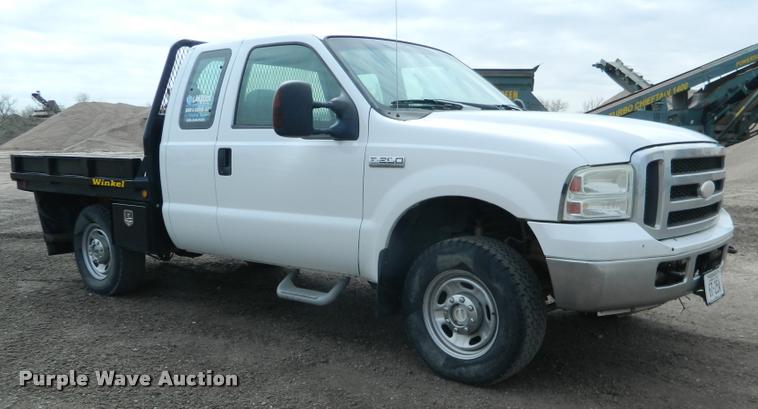 image for item K2681 2005 Ford F250 Super Duty SuperCab flatbed pickup truck
