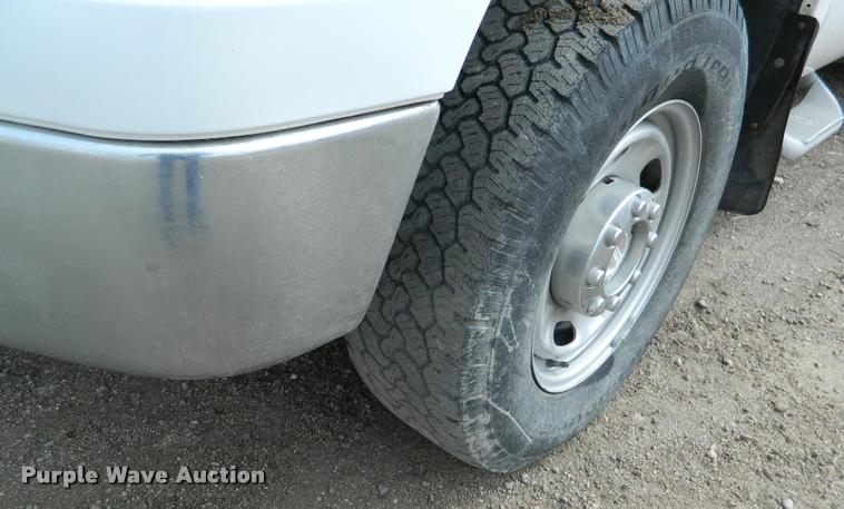 image for item K2681 2005 Ford F250 Super Duty SuperCab flatbed pickup truck