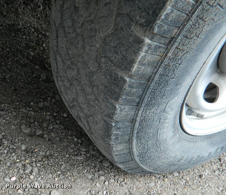 image for item K2681 2005 Ford F250 Super Duty SuperCab flatbed pickup truck