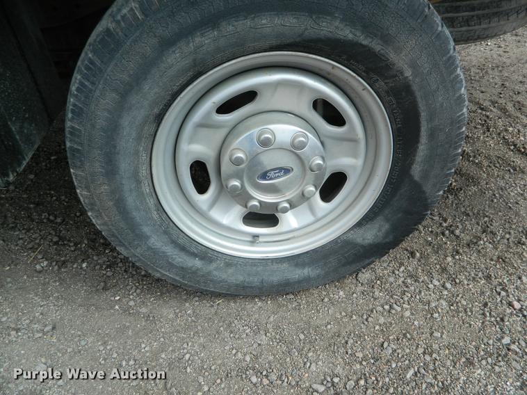 image for item K2681 2005 Ford F250 Super Duty SuperCab flatbed pickup truck