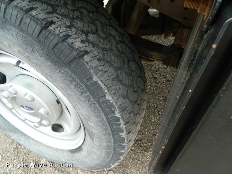 image for item K2681 2005 Ford F250 Super Duty SuperCab flatbed pickup truck