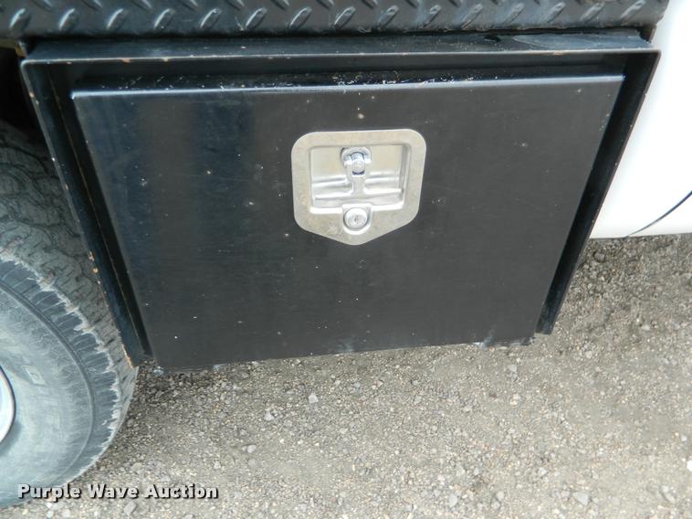 image for item K2681 2005 Ford F250 Super Duty SuperCab flatbed pickup truck