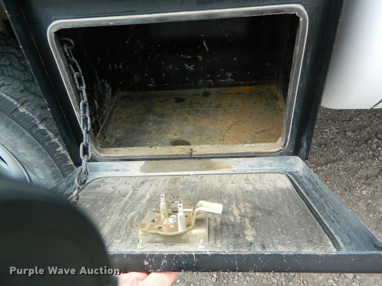 image for item K2681 2005 Ford F250 Super Duty SuperCab flatbed pickup truck