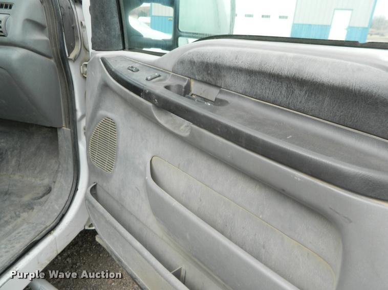 image for item K2681 2005 Ford F250 Super Duty SuperCab flatbed pickup truck