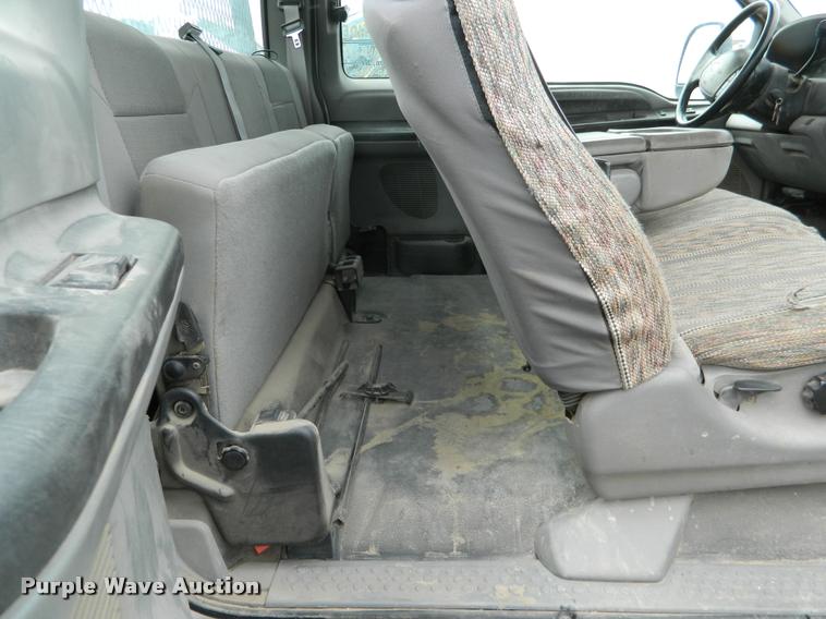 image for item K2681 2005 Ford F250 Super Duty SuperCab flatbed pickup truck