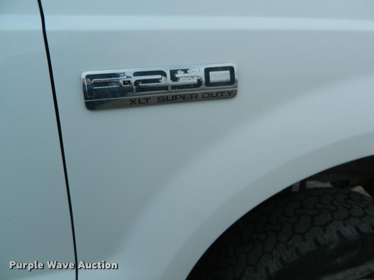 image for item K2681 2005 Ford F250 Super Duty SuperCab flatbed pickup truck