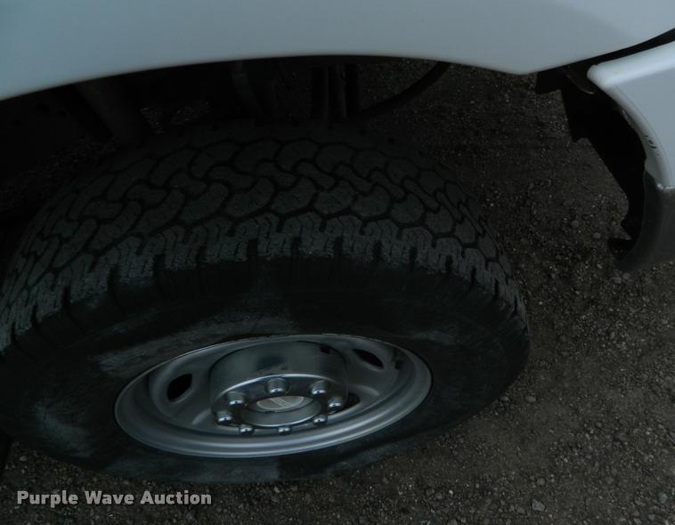 image for item K2681 2005 Ford F250 Super Duty SuperCab flatbed pickup truck